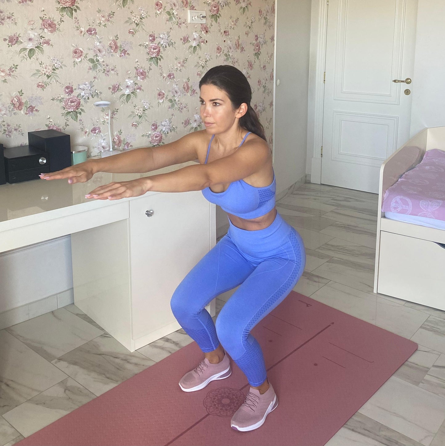 BOLJA VERZIJA SEBE ZA 21 DAN  Kućni treninzi dizajnirani specijalno za zauzete, zaposlene mame koje nemaju mnogo vremena za sebe